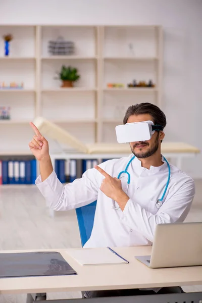 Joven Médico Con Gafas Virtuales — Foto de Stock