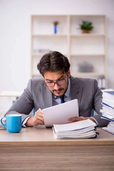 Ung Affärsman Anställd Och För Mycket Arbete Kontoret — Stockfoto