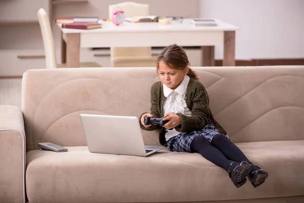 Ung Liten Flicka Spelar Joystick Spel Hemma — Stockfoto