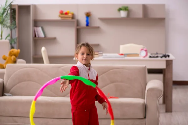 Ung Liten Flicka Gör Sport Övningar Hemma — Stockfoto