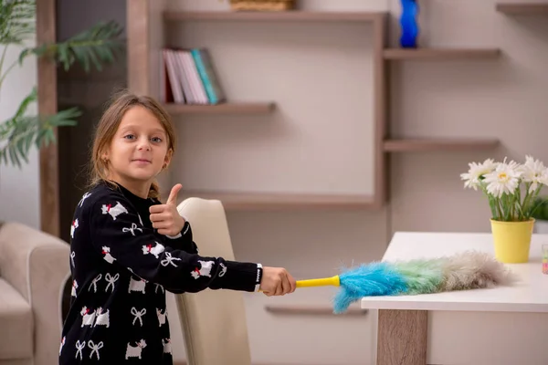 Молода Маленька Дівчинка Робить Домашнє Завдання Вдома — стокове фото