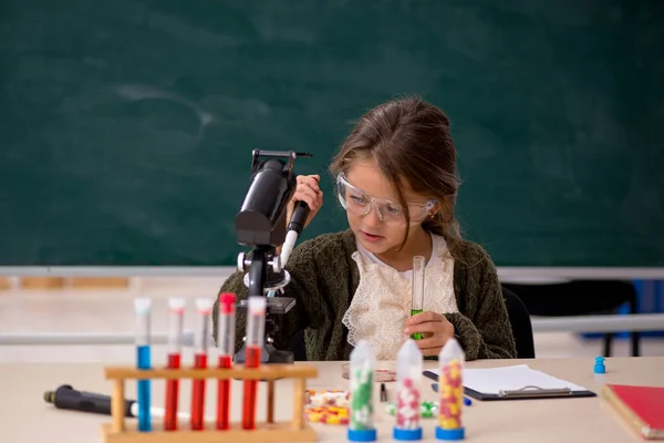 教室にいる若い女の子の化学者 — ストック写真
