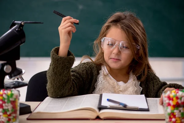 Young Small Girl Chemist Classroom — Stock Photo, Image