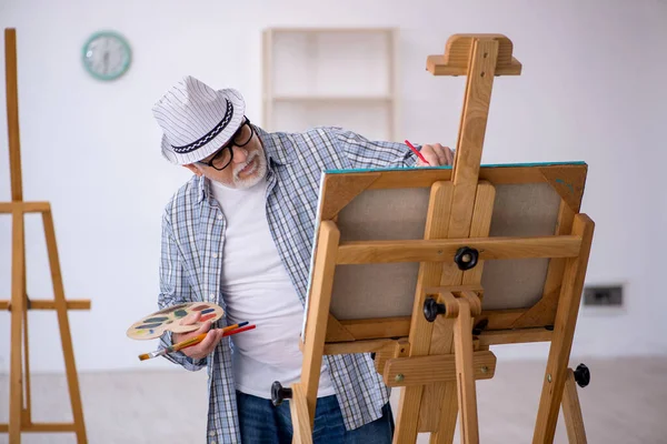 Wiek Mężczyzna Korzystających Malarstwo Domu — Zdjęcie stockowe
