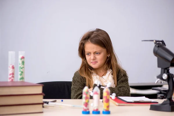 Giovane Piccola Ragazza Farmacista Classe — Foto Stock