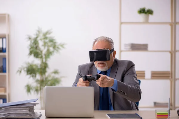 Old businessman employee enjoying virtual glasses in the office