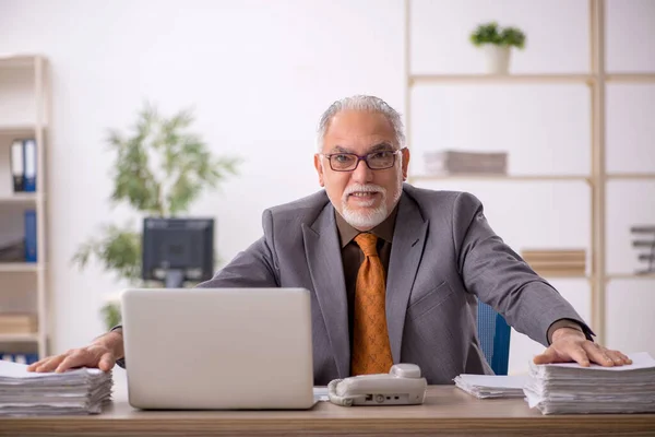 Ein Alter Geschäftsmann Arbeitet Büro — Stockfoto