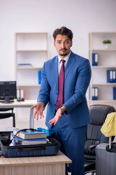 Ung Affärsman Anställd Förbereder Sig För Resa Arbetsplatsen — Stockfoto