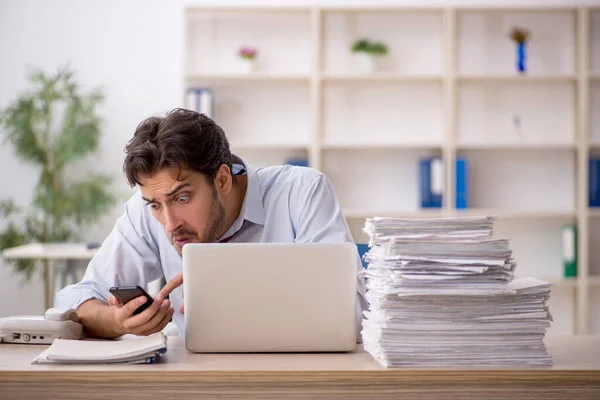 Jungunternehmer Unzufrieden Mit Exzessiver Arbeit Büro — Stockfoto