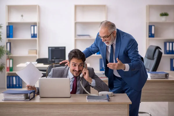 Dois Colegas Homens Sentados Local Trabalho — Fotografia de Stock