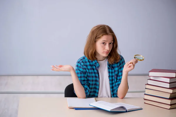 Jovem Estudante Preparando Para Exames Sala Aula — Fotografia de Stock