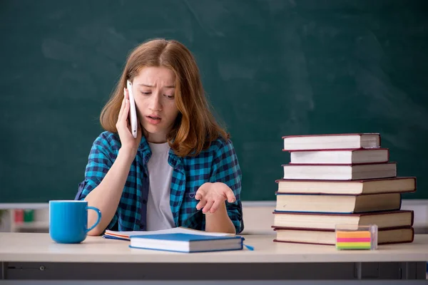 Mladá Dívka Student Příprava Zkoušky Třídě — Stock fotografie