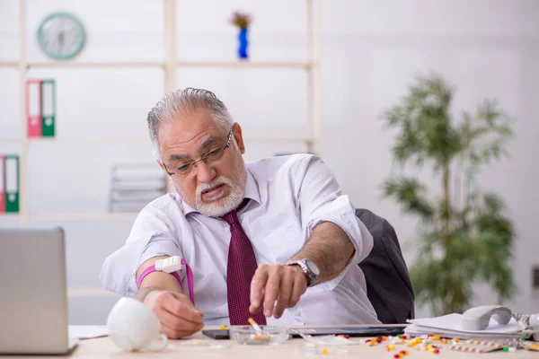 Alter Drogenabhängiger Angestellter Sitzt Arbeitsplatz — Stockfoto