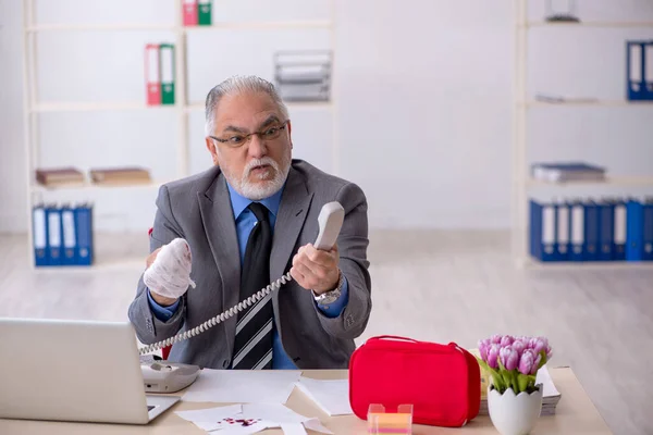 Viejo Empleado Negocios Cortándose Mano Lugar Trabajo —  Fotos de Stock