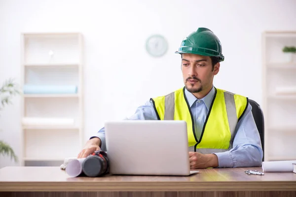 Jovem Arquiteto Trabalhando Escritório — Fotografia de Stock