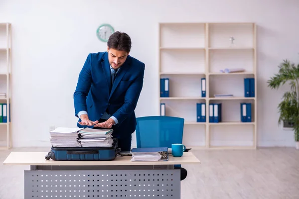 Young Businessman Employee Preparing Business Trip Workplace — Stock Photo, Image