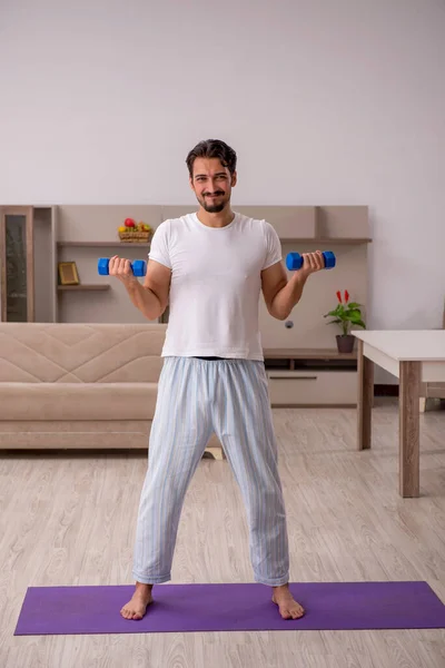 Giovane Uomo Che Esercizi Sportivi Mattino — Foto Stock