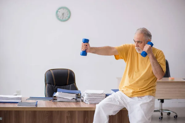 Starý Šéf Dělá Sportovní Cvičení Během Přestávky — Stock fotografie