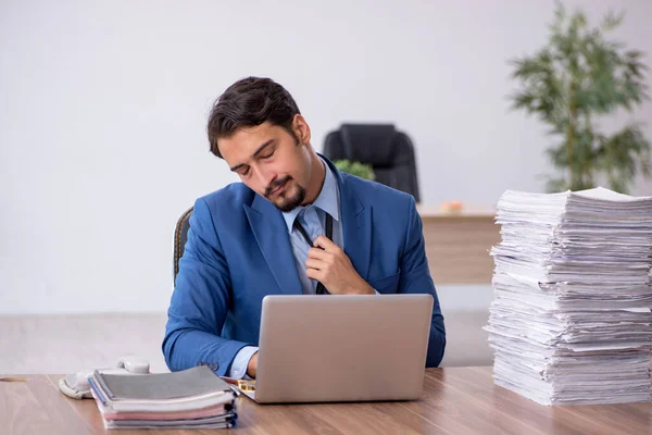 Empleado Joven Empresario Descontento Con Trabajo Excesivo Lugar Trabajo — Foto de Stock