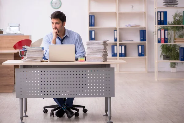 Jungunternehmer Und Viel Arbeit Büro — Stockfoto