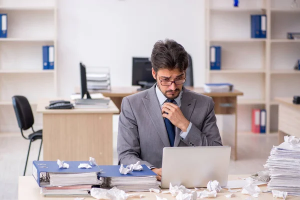 Joven Empleado Demasiado Trabajo Oficina — Foto de Stock