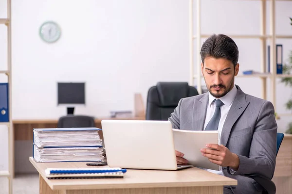 Jeune Homme Affaires Employé Travaillant Dans Bureau — Photo