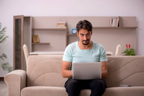 Joven Estudiante Masculino Sentado Sofá Con Computadora Casa — Foto de Stock