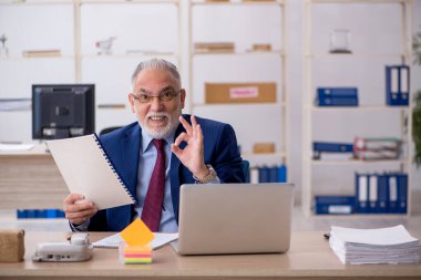 İş yerinde çalışan eski bir işadamı