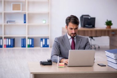 İş yerinde çalışan genç bir işadamı