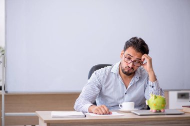 Emeklilik konseptinde genç öğretmen