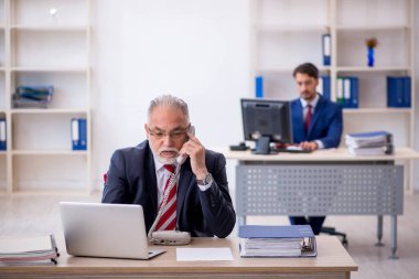 Ofiste çalışan iki meslektaşım.