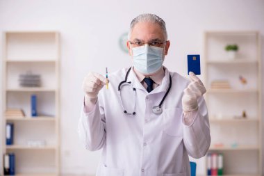 Aşı konseptinde yaşlı bir doktor.
