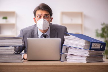 Salgın sırasında iş yerinde çalışan genç bir işadamı