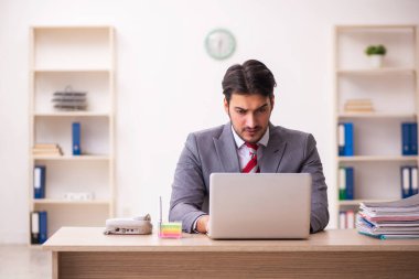 İş yerinde çalışan genç bir erkek.