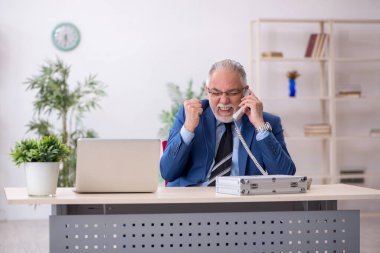 Ofiste çalışan eski bir işadamı.