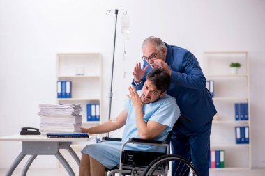 Tekerlekli sandalyedeki genç çalışan iş yerinde kendini kötü hissediyor