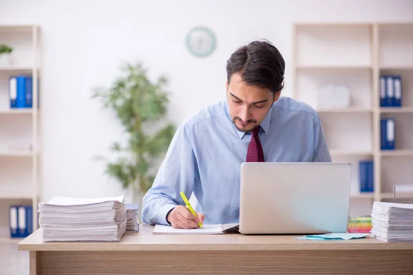 Jovem Funcionário Muito Trabalho Escritório — Fotografia de Stock