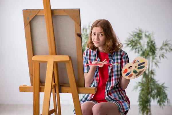 Junge Studentin Genießt Malerei Hause — Stockfoto