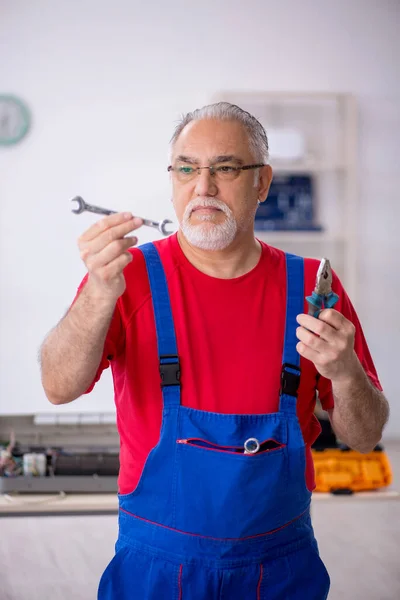 Vieux Réparateur Travaillant Atelier — Photo