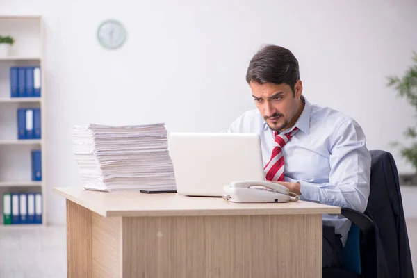 Jonge Zakenman Werkzaam Het Kantoor — Stockfoto