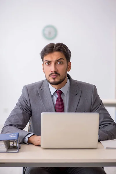 Ung Affärsman Anställd Sitter Arbetsplatsen — Stockfoto