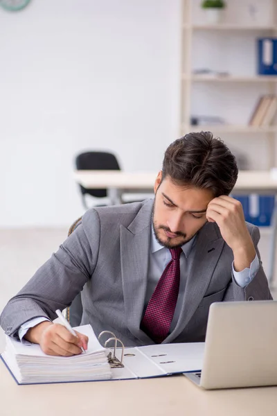 Empleado Joven Empresario Sentado Lugar Trabajo —  Fotos de Stock