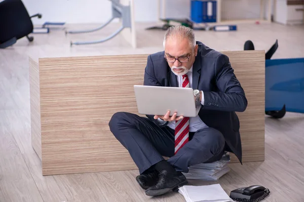 Old Businessman Employee Working Overtime Workplace — Stock Photo, Image