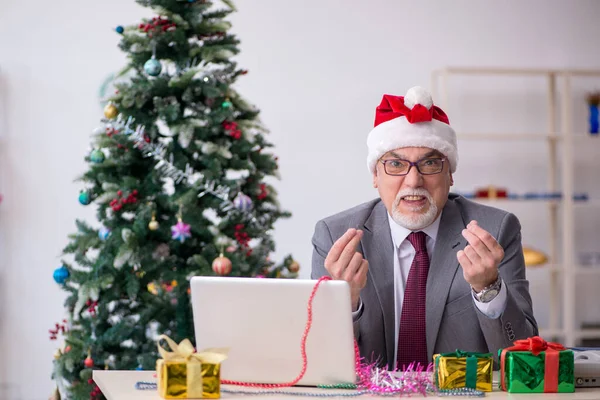 Vecchio Uomo Affari Che Festeggia Natale Ufficio — Foto Stock