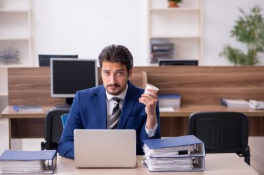 Molada kahve içen genç bir çalışan.