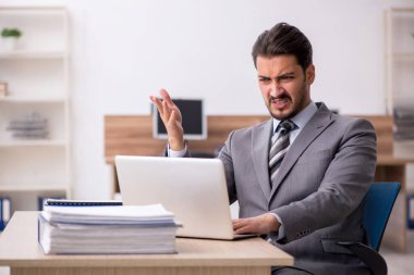 Ofiste çalışan genç işadamı.