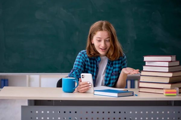 Jong Meisje Student Voorbereiding Voor Examens Klas — Stockfoto