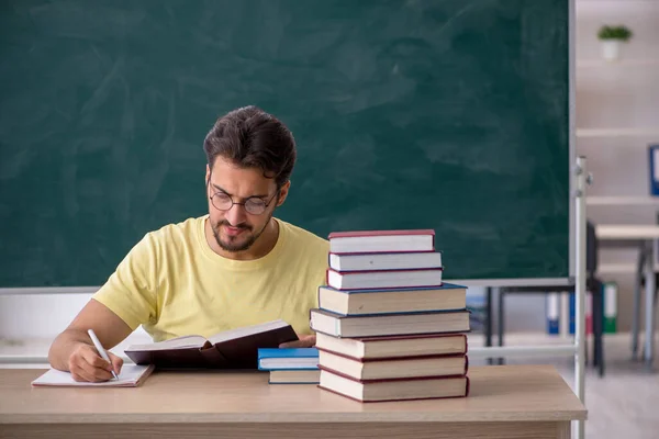 Jovem Estudante Preparando Para Exames Sala Aula — Fotografia de Stock