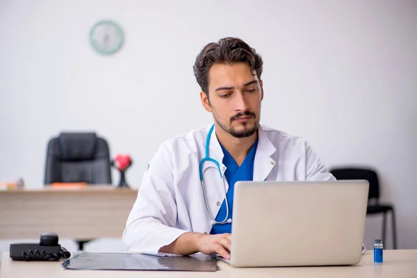 Joven Médico Que Trabaja Hospital —  Fotos de Stock