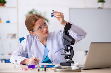 Genç kimyager kız uyuşturucu sentezi konsepti